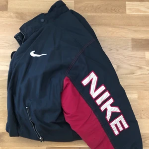 Nike jacka - Overzised nike jacka, köpt på secondhand. Jättesnygg och varm vinter jacka.   Skriv för mer info💕