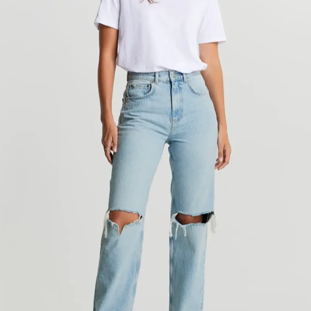 Ljusblåa jeans i modellen 90s high waist jeans från Gina tricot Storlek 32 Nyskick/Helt oanvända  Nypris 499kr Står ej för eventuell frakt. Jeans & Byxor.