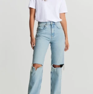 90s high waist jeans - Ljusblåa jeans i modellen 90s high waist jeans från Gina tricot Storlek 32 Nyskick/Helt oanvända  Nypris 499kr Står ej för eventuell frakt