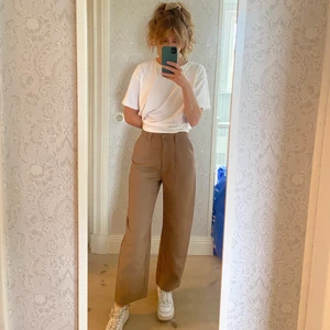 Beiga Weekday-byxor - Säljer mina kostym/cargo-byxor från Weekday!! byxorna är i princip aldrig använda och är i väldigt fint skick 🥰 storlek 34 och i färgen beige/mocha! 150 kr + frakt 🤭