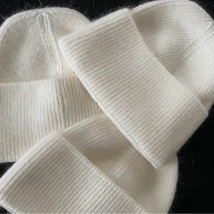 Mössa - Mössa perfekt nu till hösten, finns i färgerna svart, vit och grå💕 köp gärna på cenui.se🖤  klicka inte på köp 