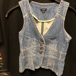 Jeans väst strl 38 - 2000-talet jeans-väst i oanvänt skick. köparen står för frakten, ungefär 49kr