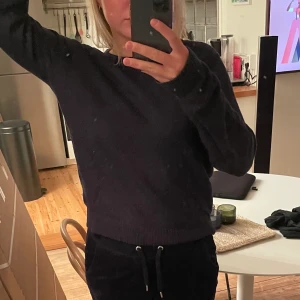 Mörkblå stickad tröja  - Mörkblå stickad tröja från vila 