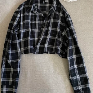 rutig skjorta - h&m - fin rutig skjorta från h&m. köparen står för frakten! 🫶