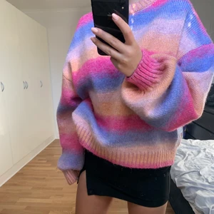 Stickad tröja - En multifärgad oversized stickad tröja från Bikbok.