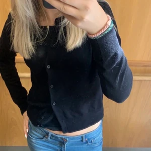 Svart kofta  - Säljer denna hm kofta då den aldrig kommer till användning längre! Använt den fåtal gånger men fortfarande i bra skick. Skriv till mig för info!🫶🏻😽