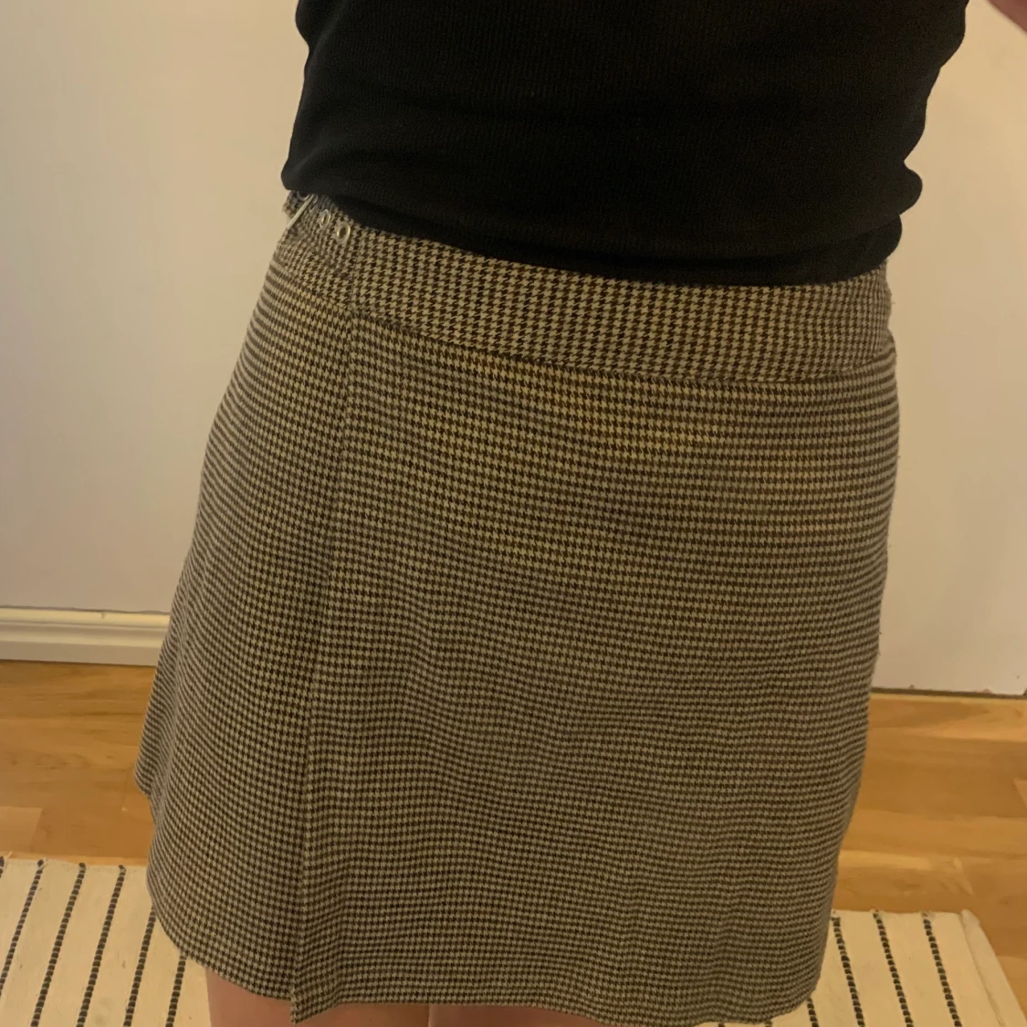 Snygg rutig kjol i storlek XS