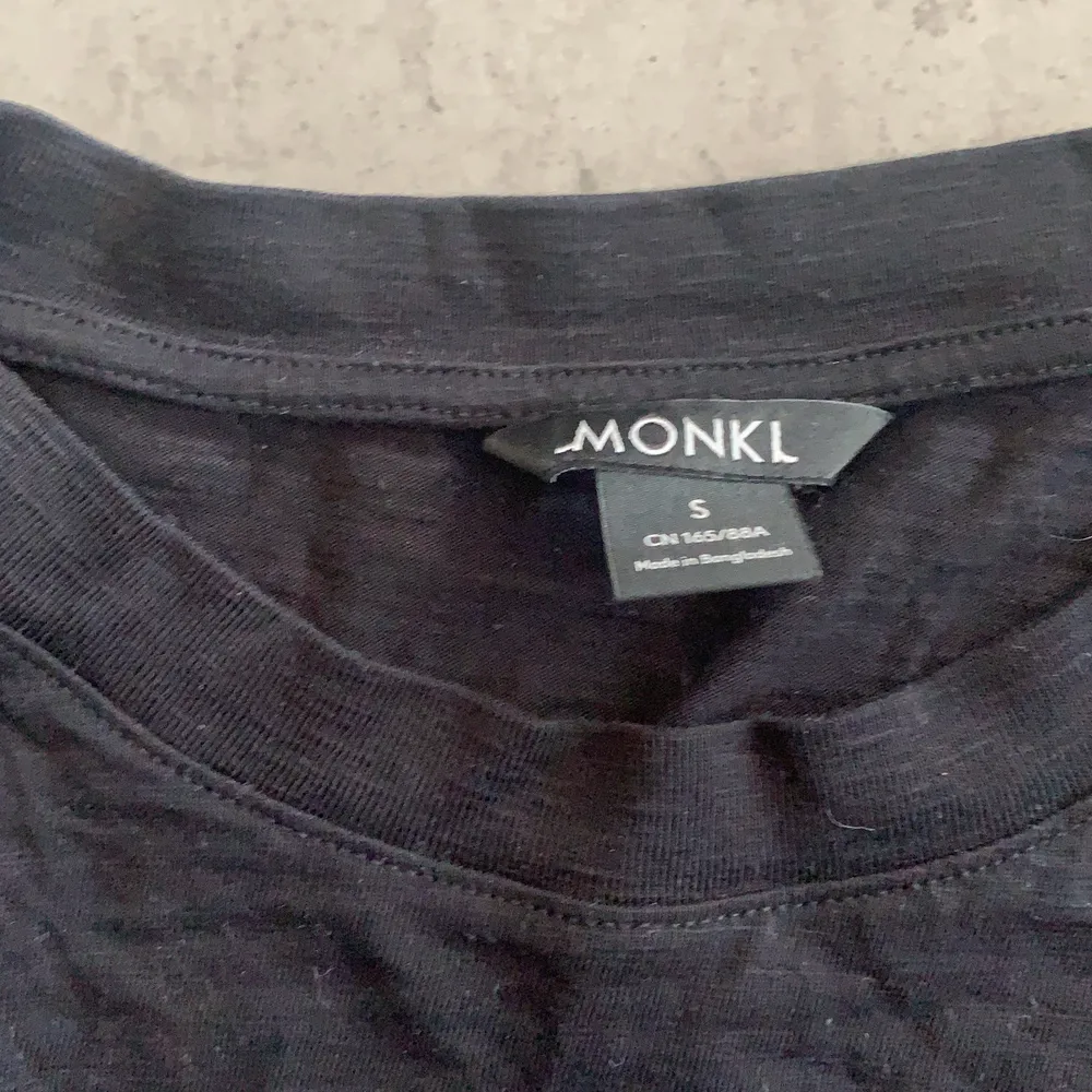 Långärmade tröja från Monki! Materialet är ganska tunt men tröjan är knappt använd och i väldigt bra skick. Tröjor & Koftor.