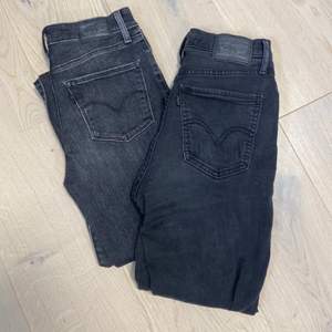 Skinny jeans från Levis i strl w26 (passar xs-s ev kanske m). Fint skick, superstretchiga🥰 500kr/styck eller 800 för båda