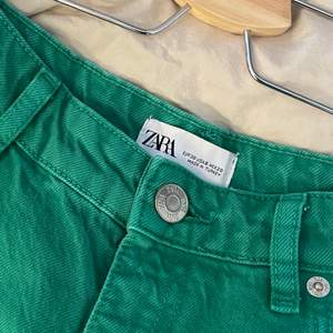 Ett par gröna jeans från zara med straight fit, som aldrig kommit till användning. Hör av dig vid frågor eller fler bilder!