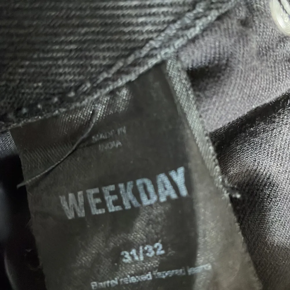 Ett par svarta jeans från weekday i passformen barrel👖 9/10 i skick då de inte används mycket😁. Jeans & Byxor.