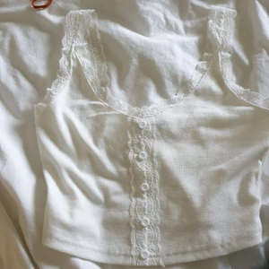 Vit linne storlek xs/34 - Vitt sommar linne med spets storlek xs/34