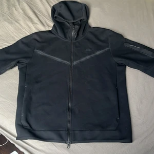 Nike Tech Fleece  - Säljer min Nike Tech eftersom den är för stor  9,5/10 i skick Knappt använd  Storlek L Nypris 1300kr