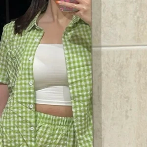 Skjorta - Grön vit rutig skjorta från shein. Aldrig använd då den inte var min stil. 