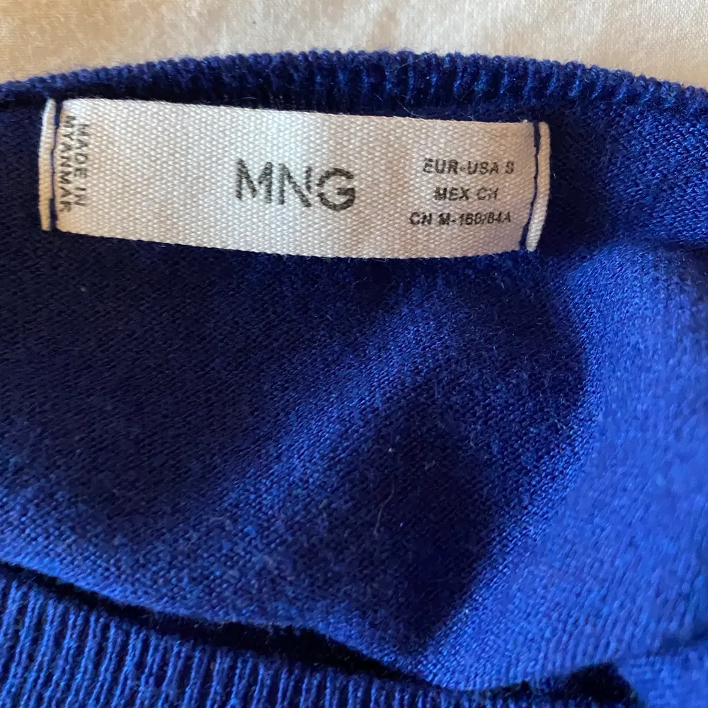 Säljer denna jätte fina nästan helt oanvända marin blåa tröja från mango💙💙. Tröjor & Koftor.