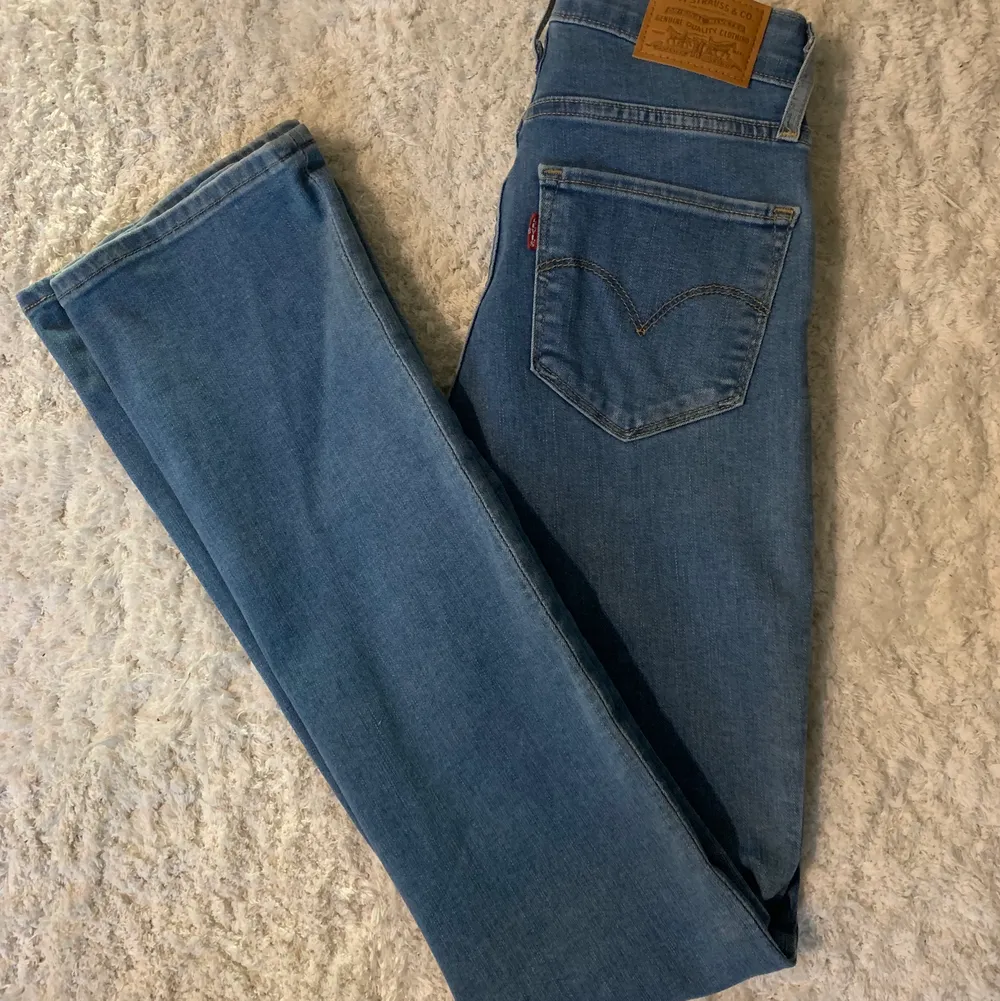 NYA oanvända Levi’s bootcut jeans.  Kan fraktas då köparen står för fraktkostnaden. . Jeans & Byxor.