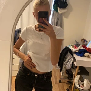 vit ribban t-shirt - En vit ribbad T-shirt från plick, aldrig använt då jag tyckte de va en konstig  passform på mig 💕 nyskick 