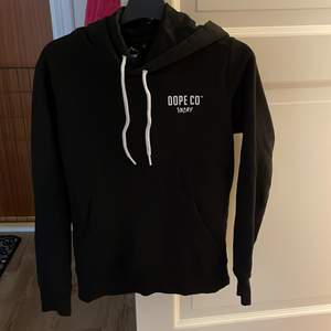 En dope hoodie knappt använd storlek S men passar xs-s . 