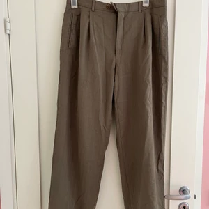 Kostymbyxor  - Snygga kostymbyxor i väldigt fint skick. Står storlek 34 på lappen, passar bra på mig som är M/L.