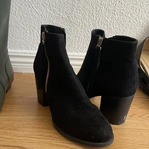 Boots - Svarta boots med klack