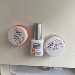 Gellack nagelgiganten - !båda från nagelgiganten sålda! Säljer  3 olika geleer från nagelgiganten samt en ifrån depends gel 1q serien.  Dem från nagelgiganten läcker lite och kostar därmed endast 15kr/st. Depend lacket säljes för 70kr💗 frakten ligger på 13kr