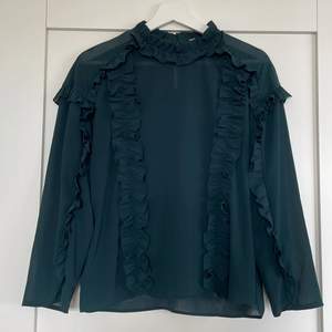 Zara skjorta, en gån använd och tvättad.  Mera grön i färgen