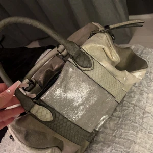 Väska  - Använd 1 gång, mindre handväska men rymmer ändå en del 