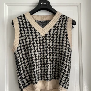 Stickad tygväst - Stickad väst 