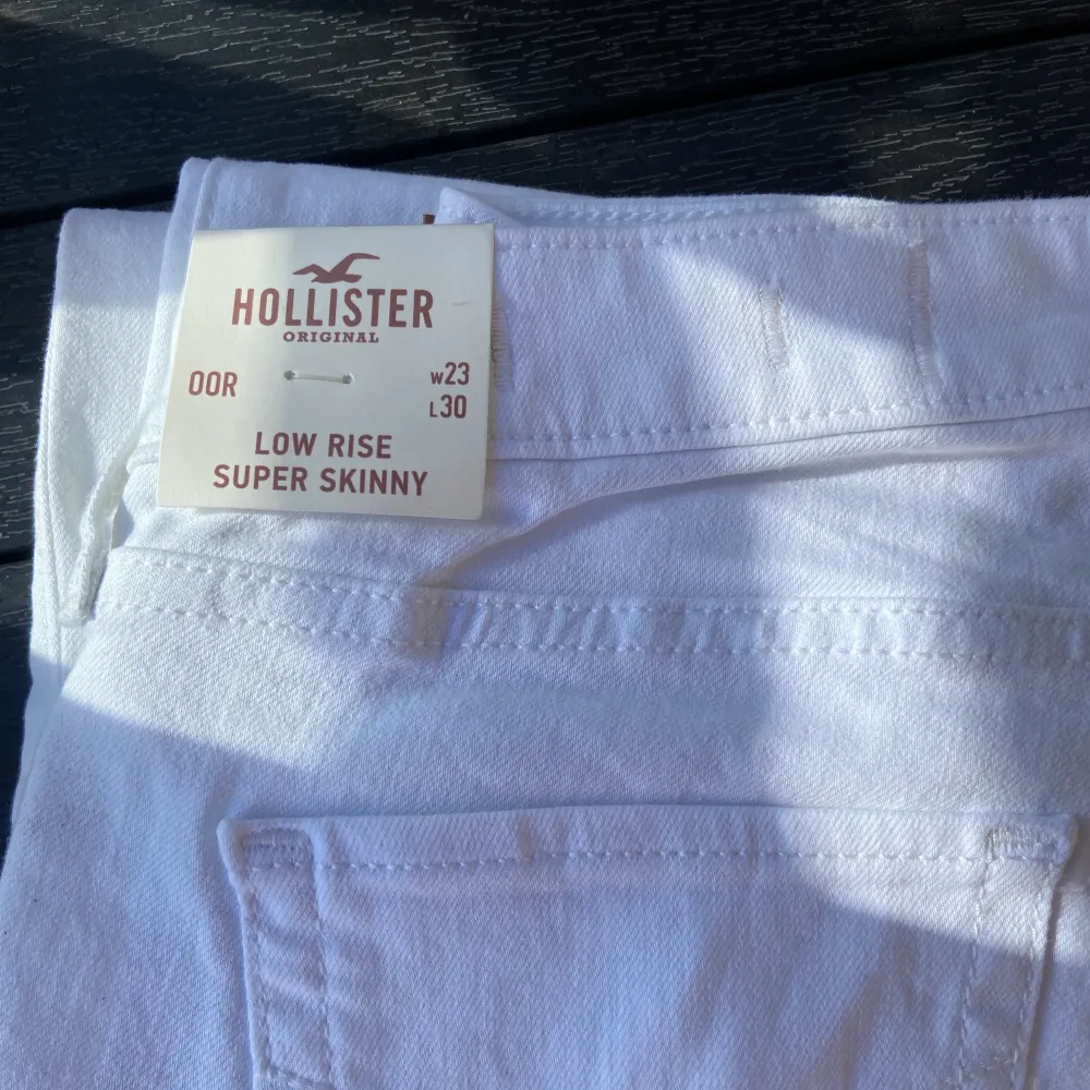 Helt nya hollister jeans med lappen kvar!  Säljes pga fel storlek.  -Low rise super skinny/ W 23 L 30  Nypris 532:- säljer för 400:- helt nya  Säker pris till 299:-. Jeans & Byxor.