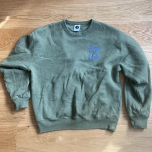 Polar Big Boy Crewneck - Mörkgrön polar big boy crewneck, använd Max 3 ggr. Köpt på caliroots. Kommer aldrig till användning därav som jag säljer den. Size L. Inga flaws eller liknande över huvudtaget. Säljes för 300kr men priset är inte hugget i sten.  Köparen står för frakt 