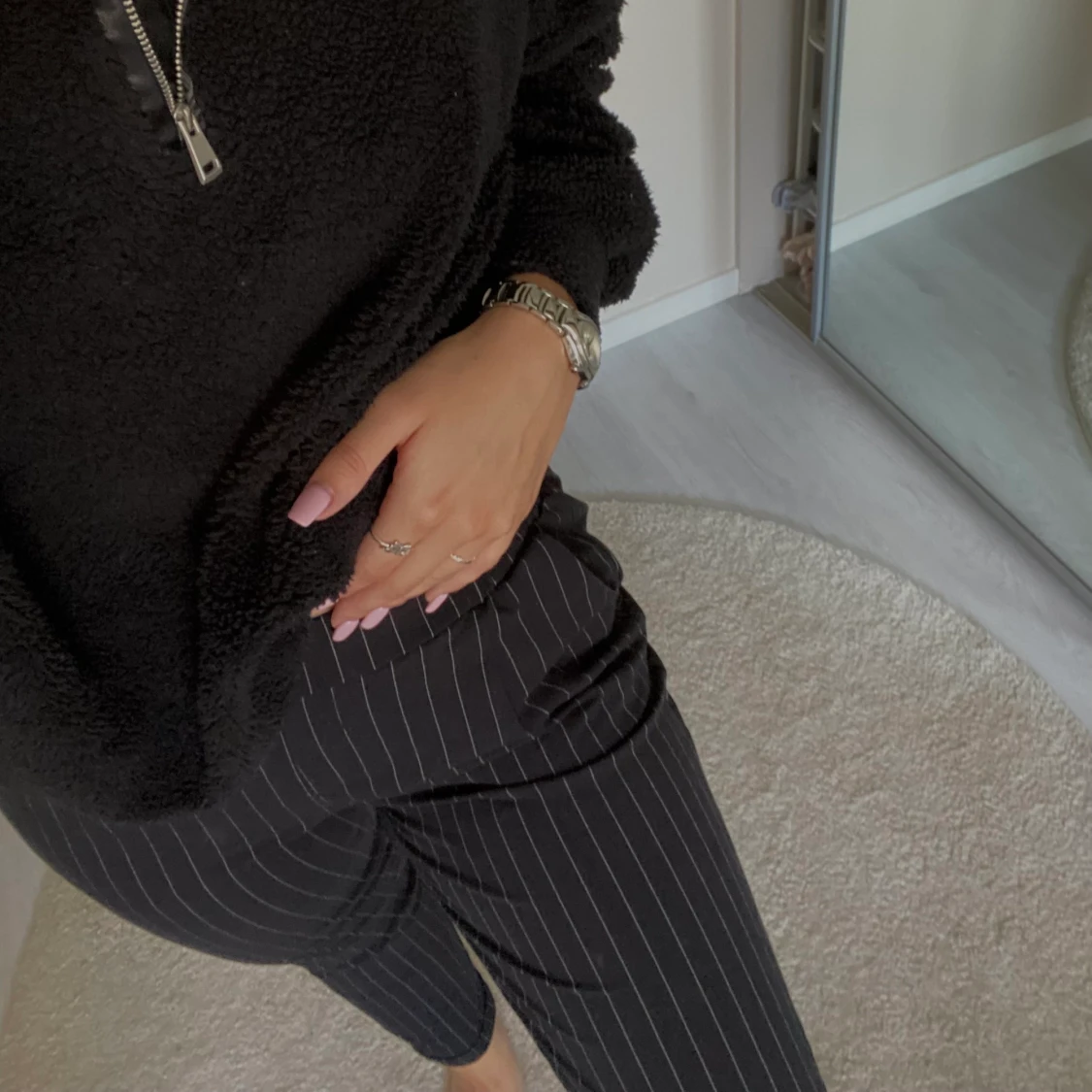 Svarta randiga kostymbyxor