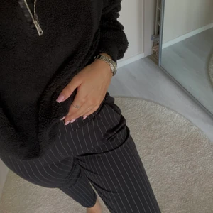 Svarta randiga kostymbyxor - Perfekt randiga kostymbyxor med vita ränder. Anständig fåtal gånger men passar tyvärr inte mig längre. Är 170 cm och slutar vid ankeln. Köparen står för frakten🤍🤍