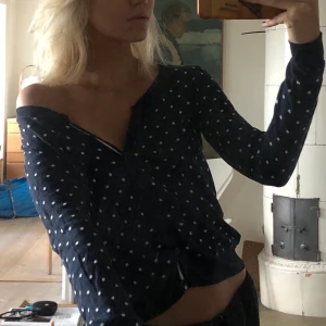 Prickig kofta  - Söt prickig kofta, super snygg till jeans. Säljer då den tyvärr inte kommer till användning. Möts upp på södermalm för att slippa eventuella frakt kostnader🕺