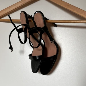 Högklackade skor med straps från zara strl 37 - 10 cm klack i storlek 37 med remmar i läderimitation  Använda 2 gånger