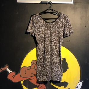 Mönstrad tunika - Leopardmönstrad tunika med runt ”rep” över rygg eller bröstkorg. Sitter tight och är kort. 