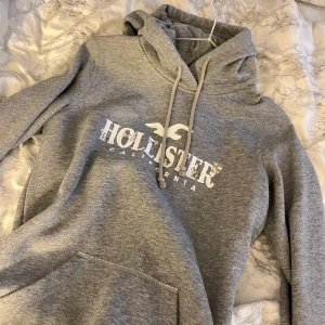 Hollister hoodie - Hoodie från hollister, använd en gång och som nu i skicket. Storlek Xs men passar även S💓