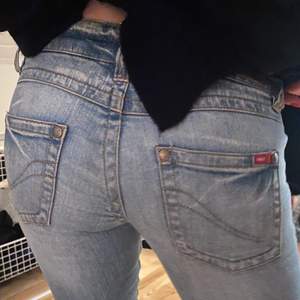 Lågmidjade retro jeans från only. Ha överseende med att de inte passar modellen perfekt. 