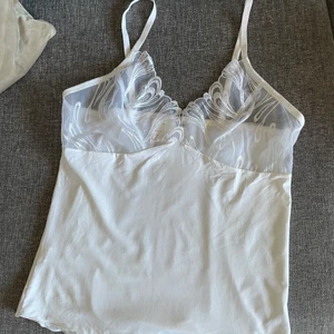 Ny nattlinne/underlinne i storlek L - Ny nattlinne/underlinne i storlek L •Superbra kvalité, fin och silkig material. •Aldrig använd, helt ny. Lapparna finns kvar •Pris: 80 kr  🚫Djurfritt och rökfritt hem  📍Kan mötes upp i Mölnlycke  📬Kan skickas mot fraktkostnad