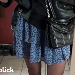 Blå kjol!! - En jättesöt kjol ifrån barnavdelningen på kappahl. storlek 170 skulle kunna passa en Xs-M då den är stretchig, perfekt nu till hösten med ett ör strumpbyxor!🫶🏼😽