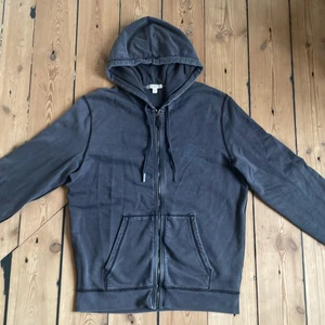 Burberry hoodie - Mörkgrå zip-hoodie från Burberry. Köpt på Grailed men inte använd då den var för stor. Den är inte sliten utan den urtvättade färgen är en del av produkten. Enda skadan är ett hål vid ena ärmen (sista bilden). Köpt på Grailed för $250.
