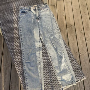 Jeans  - Snygga mom jeans den Gina i strl 34! Andvända fåtal gånger! 