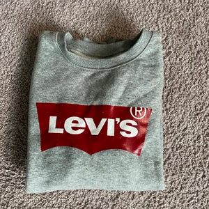Grå Levi’s Tröja långärmad  - En grå tröja i fint skick nästan aldrig använd, 152 i storlek ❤️‍🔥