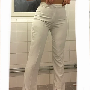 Vita kostymbyxor  - Vita kostymbyxor med slits nedtil. Köptes från HM. 