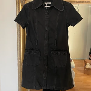 svart jeansklänning - svart kort jeansklänning från mango. asball men säljer då den var för lite för liten för mig. står storlek M men är mer som XS-S. fint skick! 💕