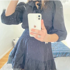 Zara klänning - En så oroligt fin zara klänning som jag köpte här på Plick! Den är svart även om den ser mörkblå ut på bilden💕💕