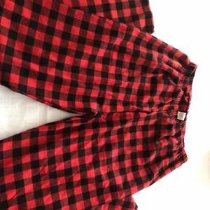 Pyjamasbyxor storlek M - Fina pyjamasbyxor från SHEIN, aldrig använda, säljer eftersom de inte var i min storlek när de kom. Nypris var 249kr för alla tre men säljer nu för 75kr styck och två för 125kr. Köparen står för frakten.  Kontakta ändats OM du är intresserad ❤️