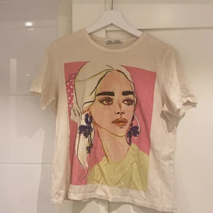T-shirt med ansikte som tryck - Använd flera gånger men i bra skick 