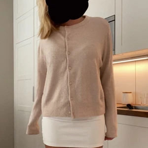 Rosa kofta  - Säljer denna rosa kofta. Som är så perfekt nu till hösten  💗storlek M! Säljer för 150 kr(jag står inte för frakt❗️)