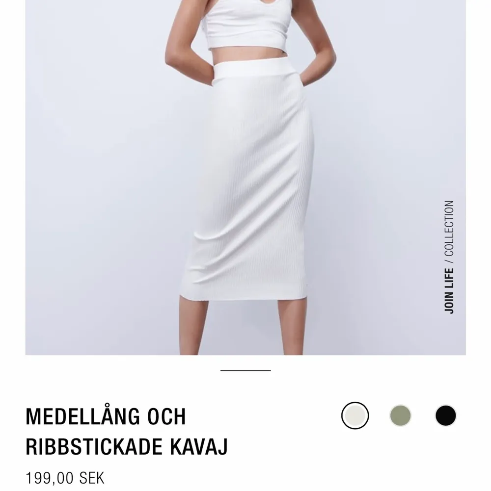 Säljer denna ribbade vita kjol från Zara. Endast använd 1 gång. Köptes någon vecka sen och säljer för att jag inte kommer få användning av den. Sitter som storleken! Pris kan diskuteras vid snabb affär. . Kjolar.