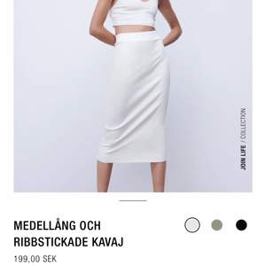 Säljer denna ribbade vita kjol från Zara. Endast använd 1 gång. Köptes någon vecka sen och säljer för att jag inte kommer få användning av den. Sitter som storleken! Pris kan diskuteras vid snabb affär. 